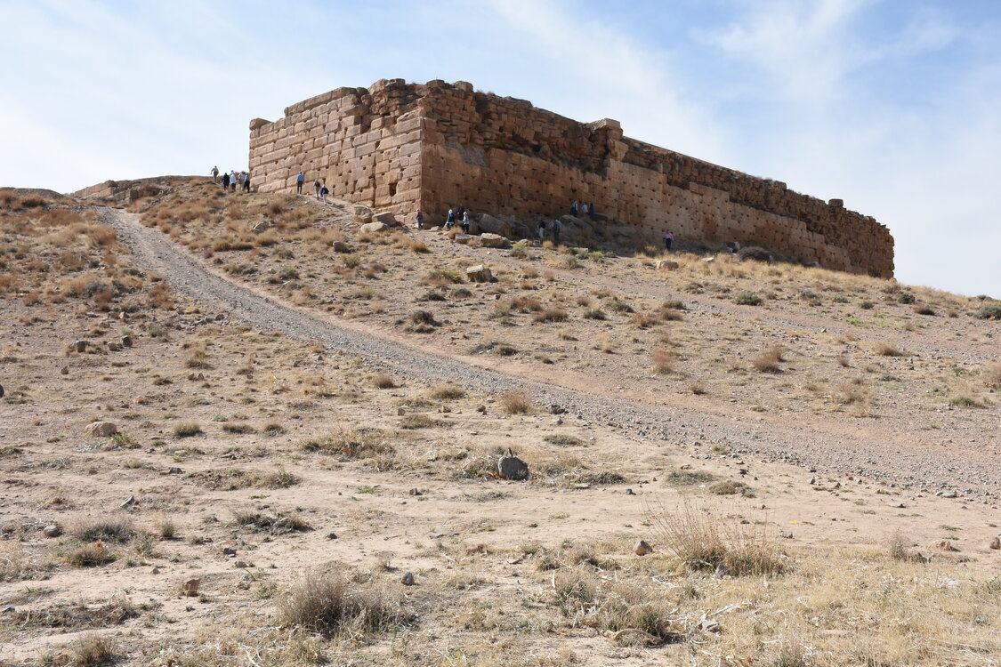 Toll-e Takht.