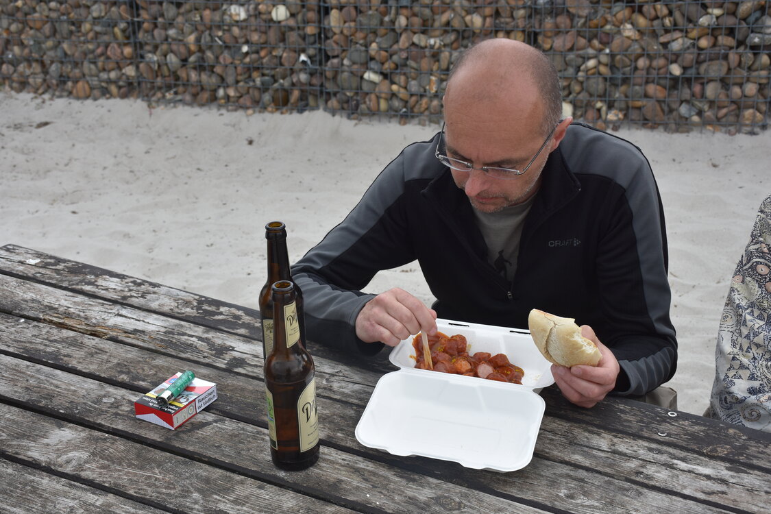 Stýf ochutnává Currywurst v Laboe.