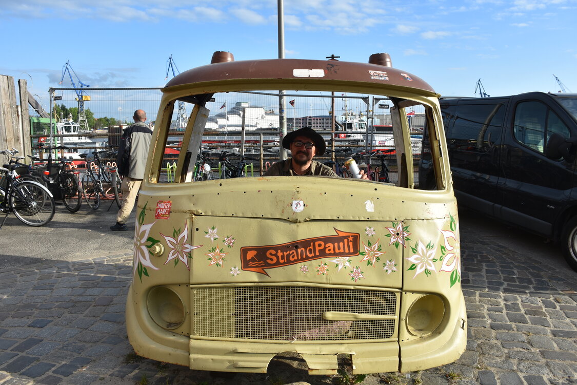Bedla v hippies busu.