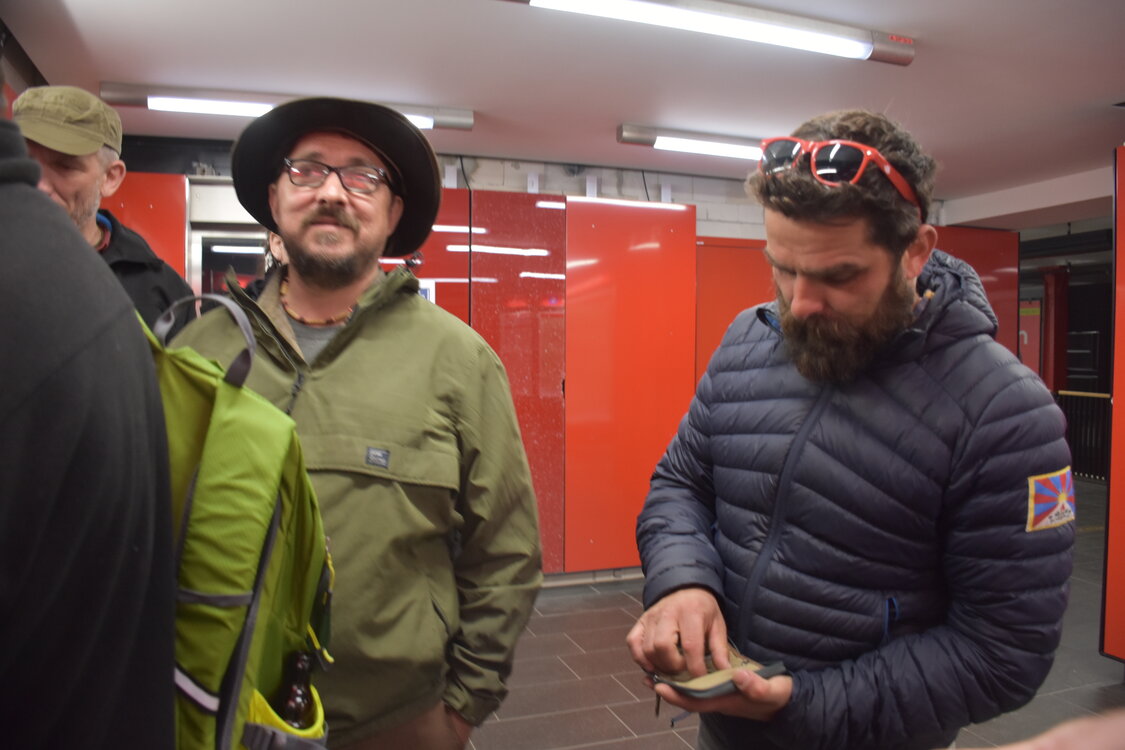 Nákup jízdenek na metro.