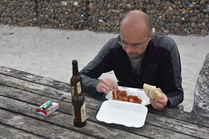 Stýf ochutnává Currywurst v Laboe.