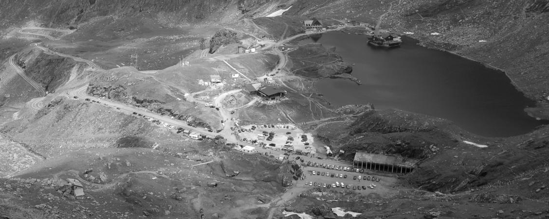 Lacul Balea. Transfagarašská magistrála, Čaučeskův tunel zde ve výšce 2050m.