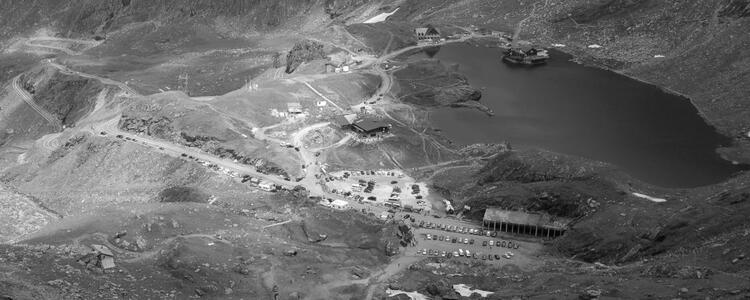 Lacul Balea. Transfagarašská magistrála, Čaučeskův tunel zde ve výšce 2050m.
