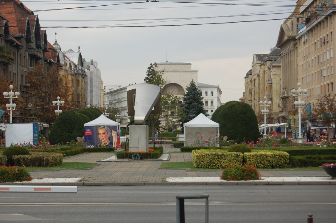 Piața Victoriei s předvolebníma serepetičkama. 