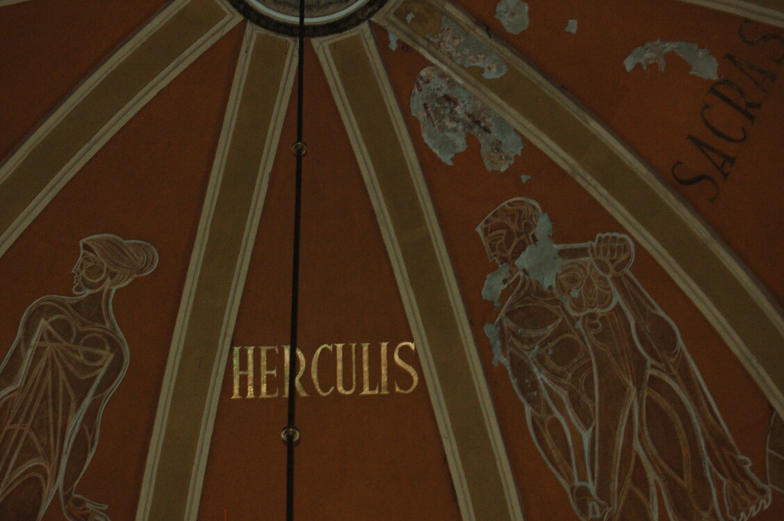 Detail stropu nádraží v Baile Herculane