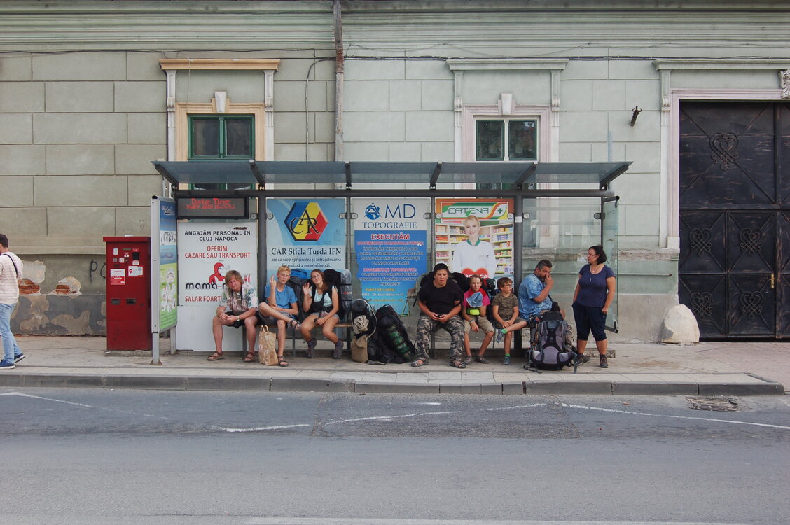 Čekáme na bus do Cimpia Turzii.