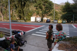 Čekáme na vyřízení jízdenek k moři, zjistili jsme, že bude lepší jet už v noci.