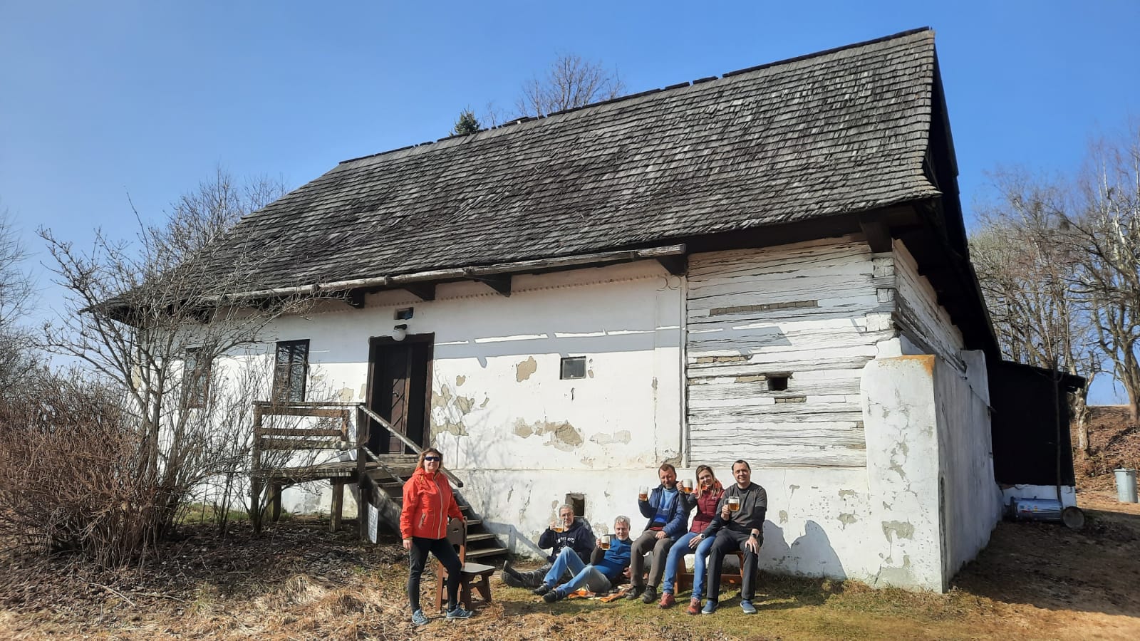 Pohodička před chaloupkou