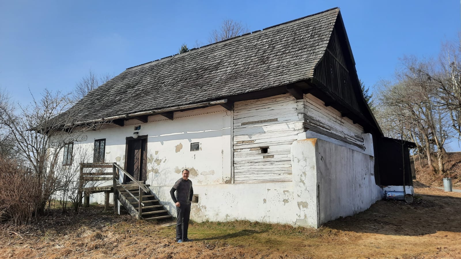 Mravenec před chaloupkou