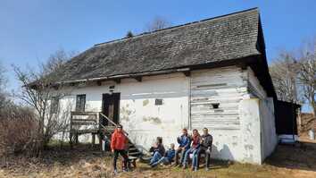 Pohodička před chaloupkou