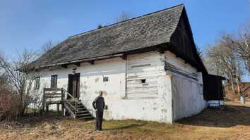 Mravenec před chaloupkou